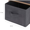 Czarny, materiałowy kosz z uchwytem, umieszczony na drewnianym regale, z widocznymi wymiarami: 17 cm wysokości i 25 cm szerokości. Kosz jest częścią regału STORAGE SOLUTIONS 3-poziomowego o wymiarach 27,5 × 25,4 × 65 cm.