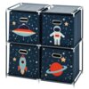 Granatowy regał z czterema szufladami, ozdobiony motywami kosmicznymi, takimi jak rakieta, astronauta, UFO i planeta z pierścieniem, na tle gwiazd i księżyców. Każda szuflada ma metalowy uchwyt.