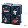Granatowy regał z czterema szufladami ozdobionymi motywami kosmicznymi, takimi jak astronauta, rakieta, UFO i planeta z pierścieniem, o wymiarach 68 x 35 x 70 cm. Szuflady mają metalowe uchwyty, a tło zdobią gwiazdy i księżyce.