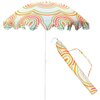 Parasol plażowy o średnicy 160 cm z wielokolorowym wzorem w koncentryczne łuki w odcieniach zieleni, pomarańczu i różu, obok znajduje się pokrowiec z takim samym wzorem. Parasol ma biały stelaż i regulowaną wysokość.