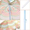 Parasol plażowy o średnicy 160 cm z wielokolorowym wzorem w koncentryczne okręgi w odcieniach zieleni, pomarańczu i różu. Zdjęcie przedstawia detale konstrukcji, takie jak metalowy stelaż, szpic oraz mechanizm regulacji wysokości.