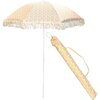 Żółty parasol ogrodowy z białym wzorem i frędzlami na krawędziach, obok znajduje się pokrowiec w tym samym wzorze z uchwytem. Parasol ma biały, metalowy stelaż.