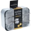 Na zdjęciu znajduje się zestaw menażek zapakowany w przezroczystą folię, z widoczną etykietą z napisem "REDCLIFFS OUTDOOR GEAR" oraz "CASSEROLE SET ALU 2 PCS". Etykieta zawiera również ikony przedstawiające przyczepę kempingową, namiot i osobę z plecakiem