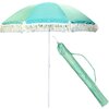Zielony parasol ogrodowy z białym wzorem w kratkę, ozdobiony frędzlami na krawędziach, stoi obok pokrowca w tym samym wzorze. Parasol ma metalowy stelaż i jest przeznaczony do użytku na zewnątrz.