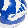 Zbliżenie na niebiesko-białą piłkę nożną z widocznym logo "ADIDAS" oraz napisem "TIRO CLUB". Powierzchnia piłki jest błyszcząca, a wzór składa się z dynamicznych, białych kształtów na niebieskim tle.