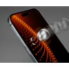 Na zdjęciu widoczny jest smartfon z nałożonym szkłem hartowanym, na ekranie którego znajduje się dynamiczna grafika z pomarańczowymi punktami i srebrną kulą. Tło jest szare, a na krawędzi urządzenia widać przyciski.