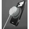 Czarne etui na telefon z widocznym logo "sbs" i oznaczeniem "D3O" jest połączone z białą ładowarką magnetyczną, która przylega do tylnej części etui. Na etui widoczne są koncentryczne okręgi wskazujące miejsce przyczepienia ładowarki.