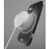 Czarne etui na telefon z widocznym logo "sbs" oraz oznaczeniem "D3O" jest połączone z białą ładowarką magnetyczną, wokół której widoczne są koncentryczne okręgi.