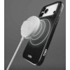 Czarne etui na telefon z widocznym logo "sbs" i "D3O" jest połączone z białą ładowarką magnetyczną, która przylega do tylnej części etui. Na etui widoczne są koncentryczne okręgi sugerujące miejsce przyczepienia ładowarki.