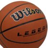 Brązowa piłka koszykowa z widocznym logo "Wilson" oraz napisem "Legend Performance Composite". Powierzchnia piłki ma teksturę z małymi wypustkami.