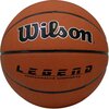 Na zdjęciu znajduje się brązowa piłka koszykowa z widocznym logo "Wilson" oraz napisem "LEGEND PERFORMANCE COMPOSITE". Piłka ma teksturowaną powierzchnię i czarne linie dzielące jej powierzchnię na segmenty.