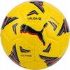 Żółta piłka nożna z czarnymi i kolorowymi wzorami, na której widoczne są napisy: "LALIGA", "orbita" oraz logo producenta w kształcie skaczącego kota. Na piłce znajduje się również tekst: "BALON OFICIAL DE LALIGA TEMPORADA 2023/2024".