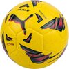 Żółta piłka nożna z kolorowymi, geometrycznymi wzorami i widocznymi napisami: "LALIGA", "orbita" oraz "BALÓN OFICIAL DE LA LIGA TEMPORADA 2022/2023". Na piłce znajduje się również logo przedstawiające sylwetkę skaczącego kota.