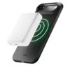 Czarne etui na telefon z widocznym białym, prostokątnym elementem magnetycznym unoszącym się nad nim; na etui znajduje się logo "sbs" oraz zielone, koncentryczne okręgi. Na boku etui widoczne są przyciski, a na dolnej krawędzi port ładowania.