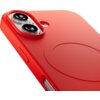 Czerwone etui na telefon z widocznymi wycięciami na dwa obiektywy aparatu oraz okrągłym oznaczeniem MagSafe. Na etui znajduje się również przycisk boczny i otwór na port.