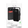 Na zdjęciu znajduje się opakowanie produktu "Etui PURO Wallet Stand do Apple iPhone 17 Pro Czarny". Widoczny jest czarny futerał z miejscem na karty i banknoty, a na opakowaniu znajdują się napisy: "STAND FUNCTION", "PLASTIC FREE PACKAGING", "WALLET STAND
