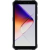 Smartfon z czarną obudową i wyświetlaczem o przekątnej 6 cali, na którym widoczna jest abstrakcyjna grafika w odcieniach fioletu, pomarańczu i bieli. Na górnej ramce ekranu znajduje się kamera przednia oraz głośnik.