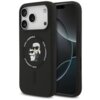 Czarne etui na telefon z trzema wycięciami na aparaty, ozdobione grafiką przedstawiającą postacie w okularach przeciwsłonecznych oraz napisem "KARL LAGERFELD" wokół nich. Obok etui widoczny jest telefon z ciemnym ekranem.