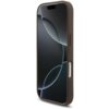 Brązowe etui na telefon z widocznymi przyciskami bocznymi, na ekranie telefonu wyświetlany jest abstrakcyjny wzór z ciemnymi i jasnymi okręgami. Etui ma gładką powierzchnię i otwór na aparat u góry.