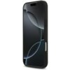 Czarne etui na telefon z widocznymi przyciskami bocznymi, dopasowane do modelu iPhone. Na ekranie telefonu wyświetlany jest abstrakcyjny wzór z ciemnymi okręgami.