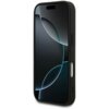 Czarne etui na telefon z widocznymi przyciskami bocznymi i wycięciem na aparat, prezentowane na tle ekranu z abstrakcyjnym wzorem. Produkt jest przeznaczony do modelu Apple iPhone 17 Pro.
