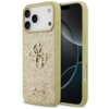 Złote etui na telefon z brokatowym wykończeniem i wytłoczonym logo "Guess" oraz ozdobnym wzorem 4G. Etui jest dopasowane do modelu telefonu z trzema aparatami i zaokrąglonymi krawędziami.