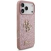 Różowe etui na telefon z brokatowym wykończeniem, ozdobione złotym logo "Guess" oraz dużym, dekoracyjnym wzorem 4G. Etui jest dopasowane do modelu telefonu z trzema widocznymi obiektywami aparatu.