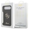 Czarne etui na telefon z logo "Guess" i ozdobnym wzorem znajduje się w opakowaniu z przezroczystym frontem, na którym widnieje napis "GUESS EST. 1981". Na odwrocie opakowania znajduje się tekst "NEVER STOP Dreaming!! Paul Marciano" oraz kilka ikon z opisa