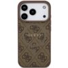 Brązowe etui na telefon z wzorem 4G i dużym okręgiem, na którym widnieje napis "GUESS". W górnej części widoczne są trzy obiektywy aparatu i lampa błyskowa telefonu.