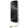 Różowe etui na telefon z kolekcji GUESS 4G Charms Collection MagSafe, przeznaczone do Apple iPhone 17, z widocznym brelokiem w kształcie logo marki. Etui ma gładką powierzchnię i wycięcia na przyciski oraz aparat.