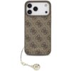 Brązowe etui na telefon z wzorem w logo, z napisem "GUESS" na dole, posiada przypięty złoty brelok z okrągłym elementem dekoracyjnym. Etui jest przeznaczone dla modelu iPhone 17 Pro Max i jest kompatybilne z MagSafe.