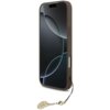 Brązowe etui na telefon z widocznym ekranem urządzenia, ozdobione zawieszką w kolorze złotym. Etui posiada wycięcia na przyciski i porty, a na zawieszce znajduje się wzór przypominający logo marki.