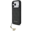 Czarne etui na telefon z widocznym wzorem i napisem "GUESS" w dolnej części, posiada złoty brelok z logo na łańcuszku. Etui jest przeznaczone do modelu Apple iPhone 17 Pro i ma wycięcia na aparat oraz przyciski.