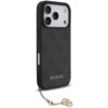 Czarne etui na telefon z teksturą i wzorem, z widocznym napisem "GUESS" w dolnej części. Etui posiada również zawieszkę z metalowym elementem dekoracyjnym.