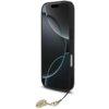 Czarne etui na telefon z ozdobnym brelokiem w kształcie koła, przymocowanym do dolnej części. Etui posiada wycięcia na przyciski i porty, a jego powierzchnia jest gładka.