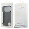 Na zdjęciu znajduje się czarne etui z kolekcji GUESS 4G Charms Collection MagSafe do Apple iPhone 17 Pro, zapakowane w białe pudełko z przezroczystym okienkiem, przez które widać wzór na etui. Na opakowaniu widnieje złoty napis "GUESS Est. 1981" oraz teks