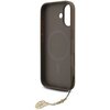 Brązowe etui do telefonu z napisem "GUESS" wewnątrz, posiada otwory na aparat i przyciski oraz zawieszkę z ozdobnym elementem na łańcuszku. Produkt jest kompatybilny z technologią MagSafe.