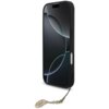Czarne etui na telefon z ozdobnym brelokiem w kształcie logo, przymocowanym do dolnej części. Etui jest przeznaczone do modelu Apple iPhone 17 i posiada funkcję MagSafe.