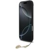 Czarne etui na telefon z widocznym ekranem, ozdobione złotym brelokiem z logo GUESS. Etui posiada wycięcia na przyciski i porty.