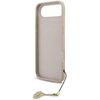 Na zdjęciu znajduje się różowe etui na telefon z kolekcji GUESS 4G Charms Collection MagSafe, przeznaczone do Apple iPhone 17 Air. Etui ma dołączony złoty brelok z logo GUESS, zawieszony na czarnym sznurku.