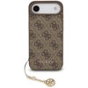 Brązowe etui na telefon z wzorem w logo, z napisem "GUESS" na dole oraz zawieszką w kształcie okręgu z tym samym logo. Etui posiada wycięcia na aparat i inne elementy telefonu.