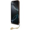 Brązowe etui na telefon z widocznym ekranem urządzenia, ozdobione złotym brelokiem na czarnym sznurku. Etui posiada wycięcia na przyciski i porty.