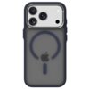 Na zdjęciu znajduje się niebieskie etui na telefon z trzema wycięciami na aparaty oraz widocznym logo w kształcie jabłka. Etui ma przezroczysty tył z okrągłym wzorem, który sugeruje kompatybilność z MagSafe.
