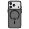 Czarne etui na telefon z trzema wycięciami na aparaty oraz okrągłym wzorem MagSafe i logo jabłka na tylnej części. Produkt jest przeznaczony do modelu Apple iPhone 17 Pro.
