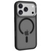Czarne etui na telefon z trzema dużymi otworami na aparaty oraz mniejszym na lampę błyskową, posiada przezroczysty tył z widocznym symbolem MagSafe i logo w kształcie jabłka. Bok etui ma widoczny przycisk.