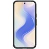 Na zdjęciu znajduje się telefon w zielonym etui z cienką ramką, z wyświetlaczem pokazującym abstrakcyjny, falisty wzór w odcieniach niebieskiego, fioletowego i kremowego. Na górze ekranu widoczny jest mały otwór na kamerę.