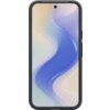 Przedstawione jest etui na telefon w kolorze granatowym, z widocznym ekranem urządzenia wyświetlającym abstrakcyjną grafikę w odcieniach niebieskiego i beżowego. Etui ma zaokrąglone krawędzie i otwór na aparat w górnej części.