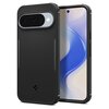 Czarne, matowe etui na telefon z teksturowaną powierzchnią i wycięciem na aparat, obok którego znajduje się telefon z wyświetlaczem pokazującym abstrakcyjny wzór w odcieniach niebieskiego i beżu. Na etui widoczne jest logo producenta.