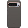 Szare etui na telefon z widocznym wycięciem na aparat, które ma pomarańczową obwódkę wokół modułu kamery. Na dole etui znajduje się logo producenta w formie małego symbolu.