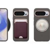 Na zdjęciu widoczne są trzy ujęcia szarego etui na telefon z różnymi akcesoriami: po lewej stronie telefon z ekranem, w środku etui z kieszonką na karty, a po prawej etui z okrągłym uchwytem. Na etui znajduje się logo producenta.